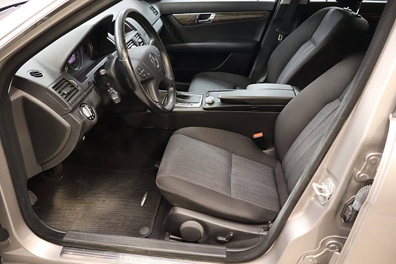 Mercedes-Benz C220 4 of 5