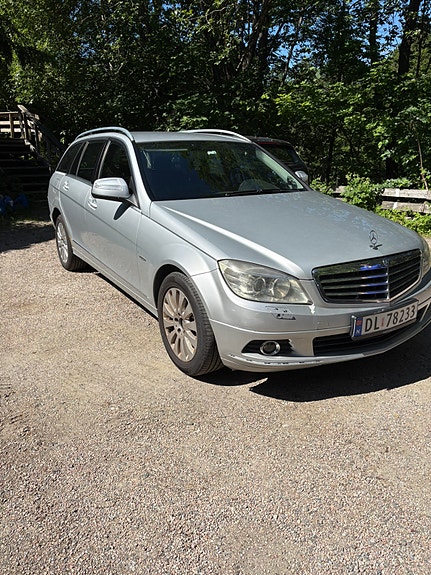 Mercedes-Benz C200 2 of 5