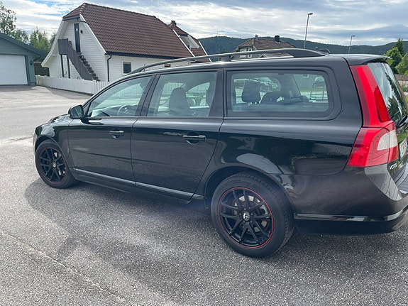 Volvo V70 2 of 7