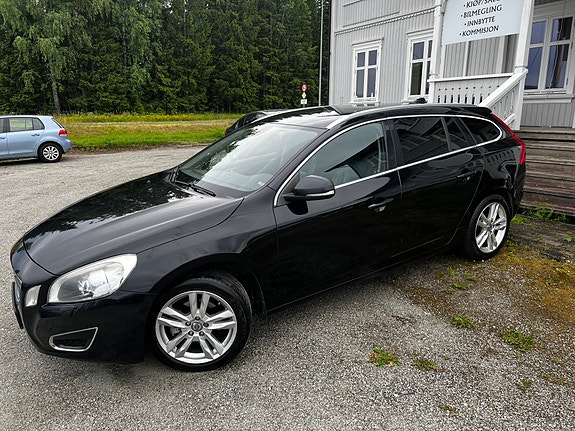 Volvo V60 2 of 5