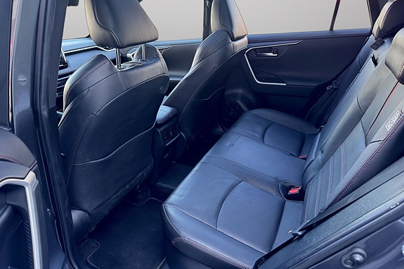 Toyota RAV4 Plug-in Hybrid 12 of 13