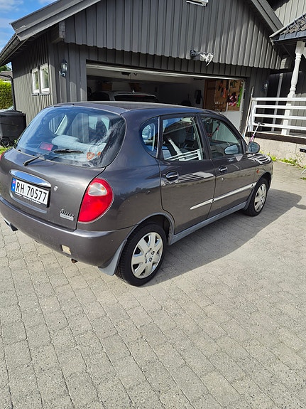 Daihatsu Sirion 2 of 5