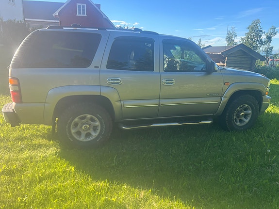 Chevrolet Tahoe 2 of 5