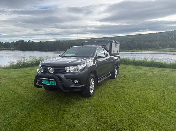 Toyota HiLux 2 of 5