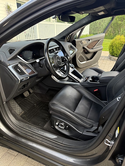 Jaguar I-PACE 2 of 5