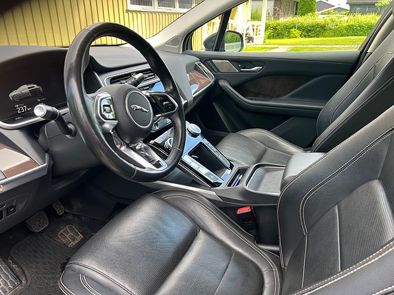 Jaguar I-PACE 3 of 5