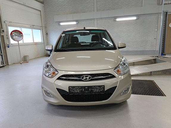 Hyundai i10 2 of 5