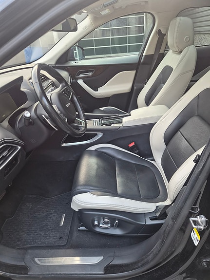 Jaguar F-PACE 4 of 5