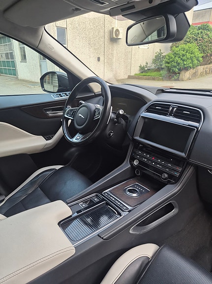 Jaguar F-PACE 3 of 5