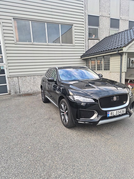 Jaguar F-PACE 2 of 5