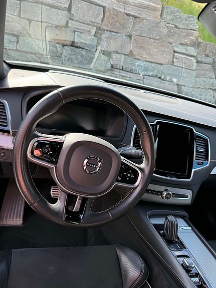 Volvo XC90 10 of 17