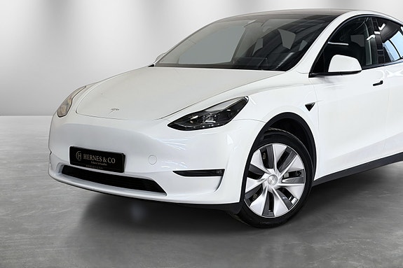 Tesla Model Y 3 of 5