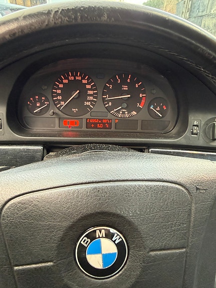 BMW 520i 4 of 5