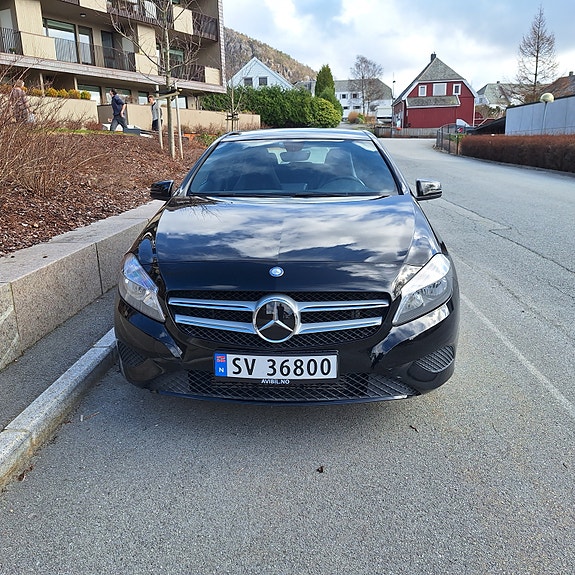 Mercedes-Benz A180 2 of 5