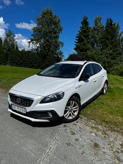Volvo V40 Cross Country 2 of 5