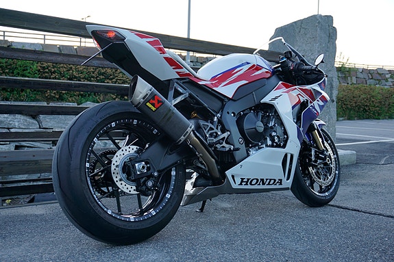 Honda CBR1000RR-R SP ANNIVERSARY 2 of 5