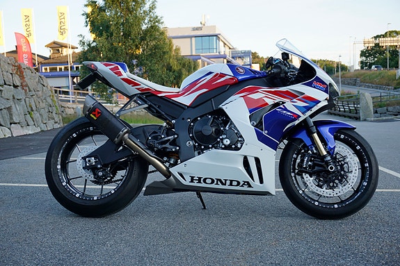 Honda CBR1000RR-R SP ANNIVERSARY 3 of 5