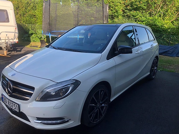 Mercedes-Benz B180 2 of 5