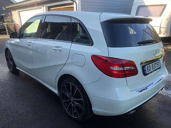 Mercedes-Benz B180 4 of 5