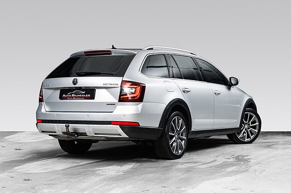 Skoda Octavia Scout 2 of 5