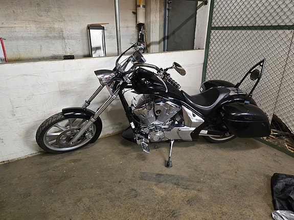 Honda VT 1300 CXA 2 of 27