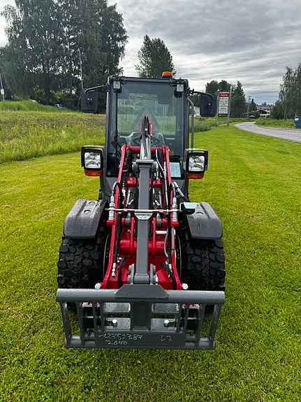Weidemann 1260LP 2 of 5