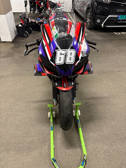 Aprilia RSV4 11 of 13