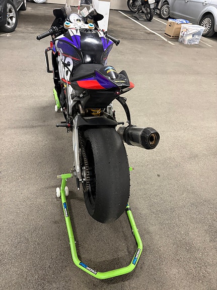 Aprilia RSV4 10 of 13