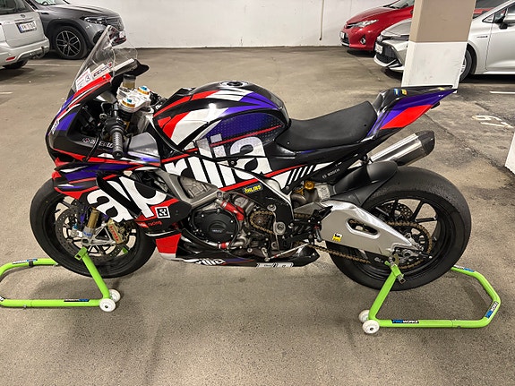Aprilia RSV4 2 of 13