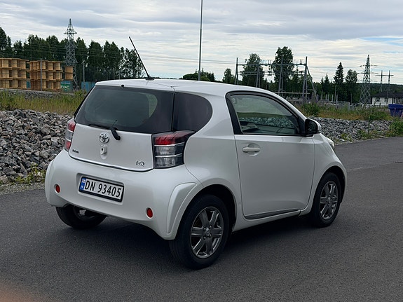 Toyota IQ 2 of 5