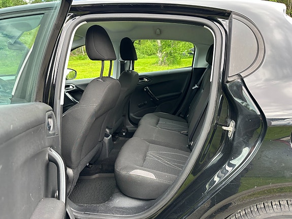 Peugeot 208 11 of 16