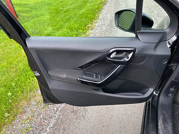 Peugeot 208 13 of 16