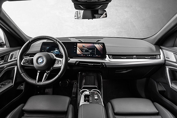 BMW iX2 11 of 30