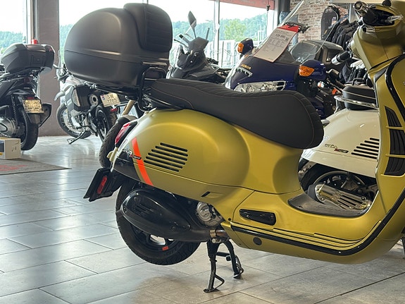 Vespa GTS300 SuperSport GTS300 SuperSport 2 of 5
