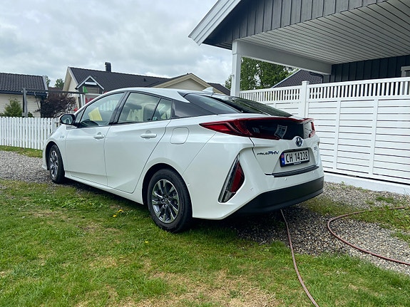 Toyota Prius Plug-in Hybrid 2 of 10
