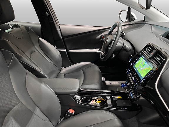 Toyota Prius Plug-in Hybrid 8 of 10