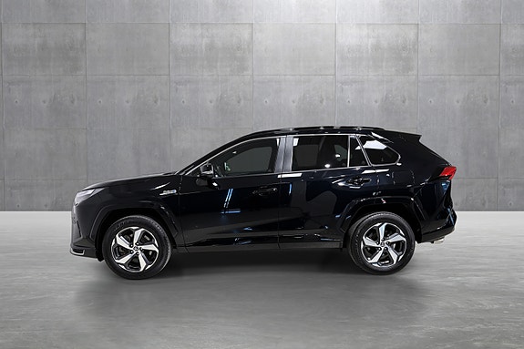 Toyota RAV4 Plug-in Hybrid 2 of 5