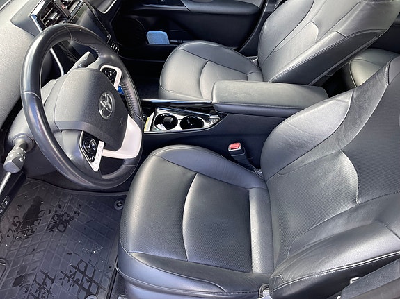 Toyota Prius Plug-in Hybrid 9 of 30