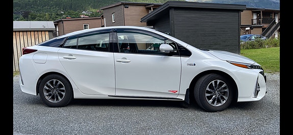 Toyota Prius Plug-in Hybrid 6 of 30