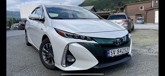 Toyota Prius Plug-in Hybrid 2 of 30
