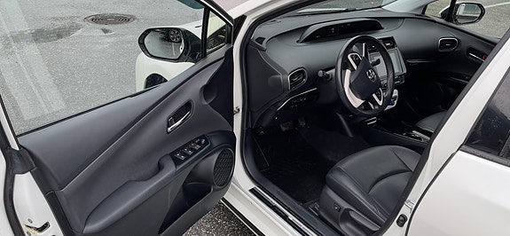 Toyota Prius Plug-in Hybrid 7 of 30