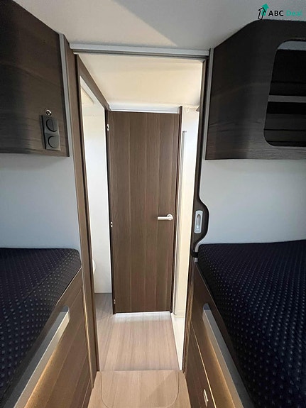 Adria Matrix 670DL Supréme | 9tr Aut m.adap.CC | Face2face | Enkl+senkeseng | Solc+Lit.batt+Invert | Stekeovn | TV | Ker.lakkforsegl.| Antirustbehandlet | 16 of 19