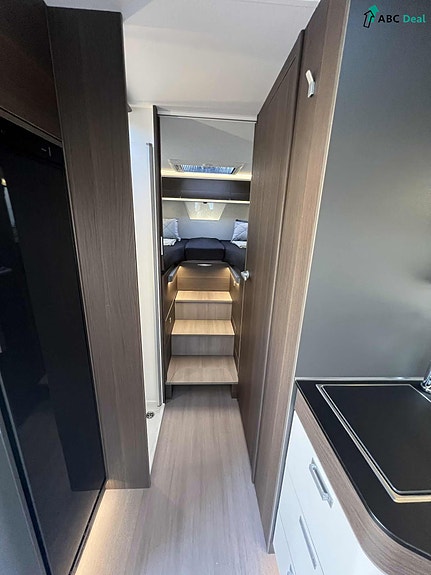 Adria Matrix 670DL Supréme | 9tr Aut m.adap.CC | Face2face | Enkl+senkeseng | Solc+Lit.batt+Invert | Stekeovn | TV | Ker.lakkforsegl.| Antirustbehandlet | 12 of 19