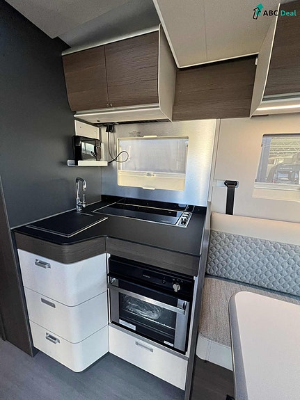 Adria Matrix 670DL Supréme | 9tr Aut m.adap.CC | Face2face | Enkl+senkeseng | Solc+Lit.batt+Invert | Stekeovn | TV | Ker.lakkforsegl.| Antirustbehandlet | 11 of 19