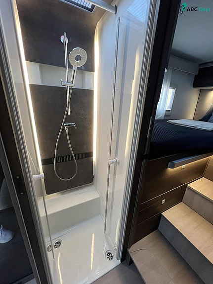 Adria Matrix 670DL Supréme | 9tr Aut m.adap.CC | Face2face | Enkl+senkeseng | Solc+Lit.batt+Invert | Stekeovn | TV | Ker.lakkforsegl.| Antirustbehandlet | 13 of 19