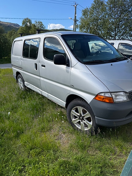Toyota HiAce 3 of 5