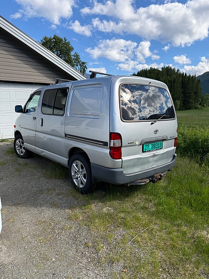 Toyota HiAce 2 of 5
