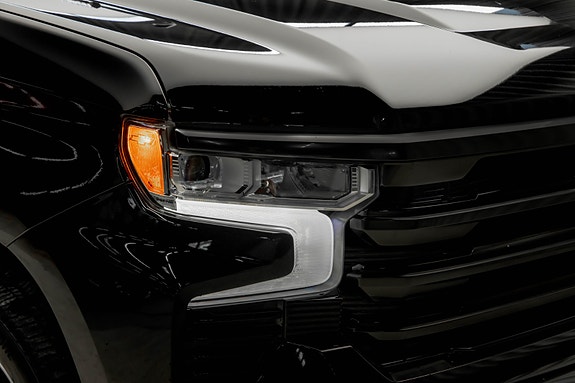Chevrolet Silverado 3 of 5