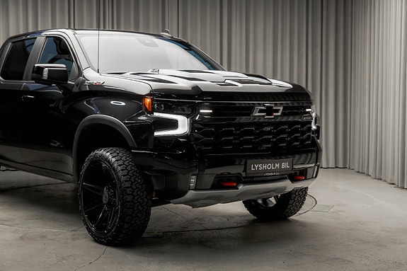 Chevrolet Silverado 2 of 5