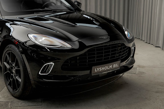 Aston Martin DBX 4 of 5